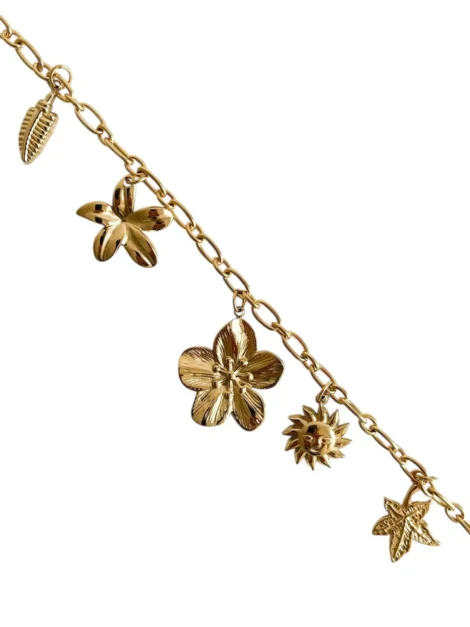 Bracelet doré en acier inoxydable, orné de charms nature : feuille, papillon, fleur, soleil. Élégance lumineuse et détails poétiques.