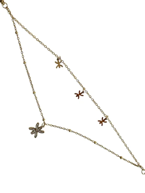 Bracelet doré à double chaîne orné de symboles amazighs berbères et d’un pendentif strass, bijou raffiné célébrant la culture du Maroc.