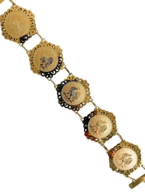 Bracelet doré femme en acier inoxydable, composé de médaillons embossés avec motif de coq et bord scallop – bijou patrimonial, Collection Maroc