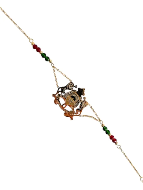 Bracelet doré femme avec motif central orné et perles décoratives rouge et vert – bijou artisanal en acier inoxydable, Collection Maroc
