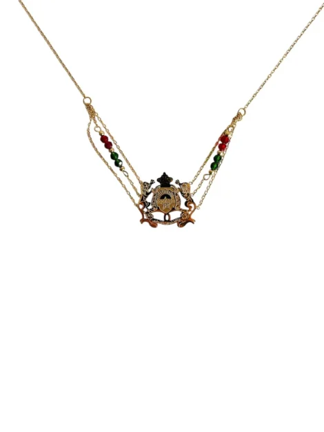 Collier médaille dorée femme avec pendentif blason gravé et perles décoratives rouge, vert et noir – bijou en acier inoxydable, Collection Maroc