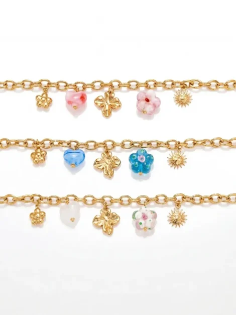 Bracelets dorés avec charms floraux et perles colorées – rose, bleu et blanc