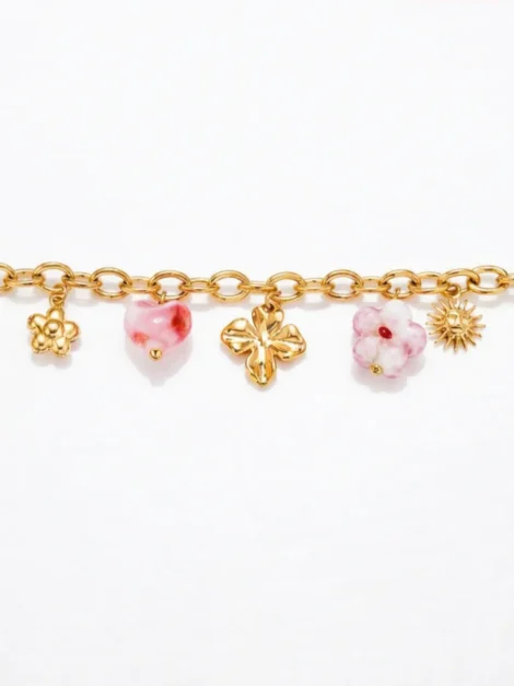 Bracelets dorés avec charms floraux et perles colorées – rose