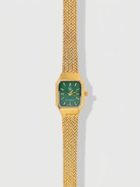 Montre dorée en acier inoxydable avec cadran vert et bracelet maille tressée style vintage chic.